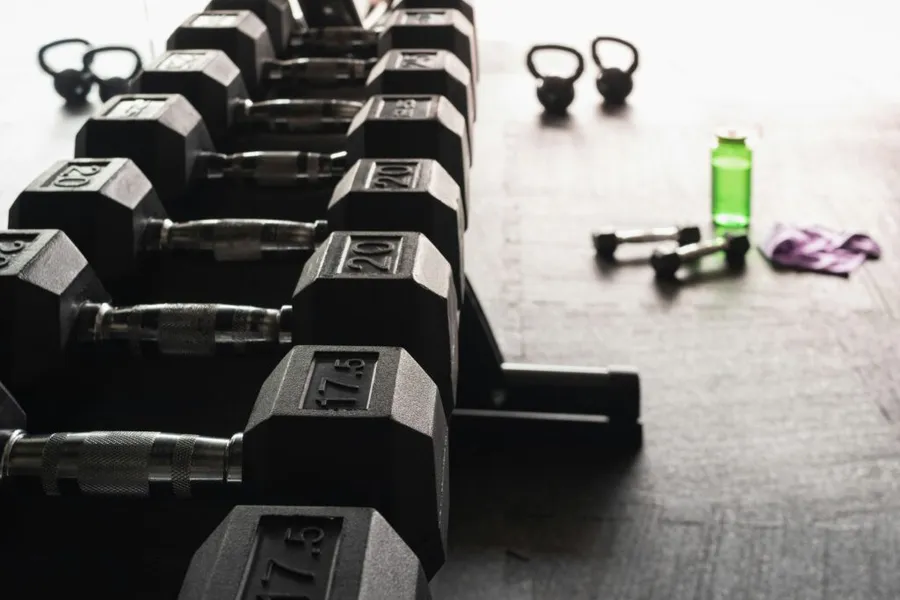 Rij halters en kettlebells voor de verhuur van fitnessmateriaal