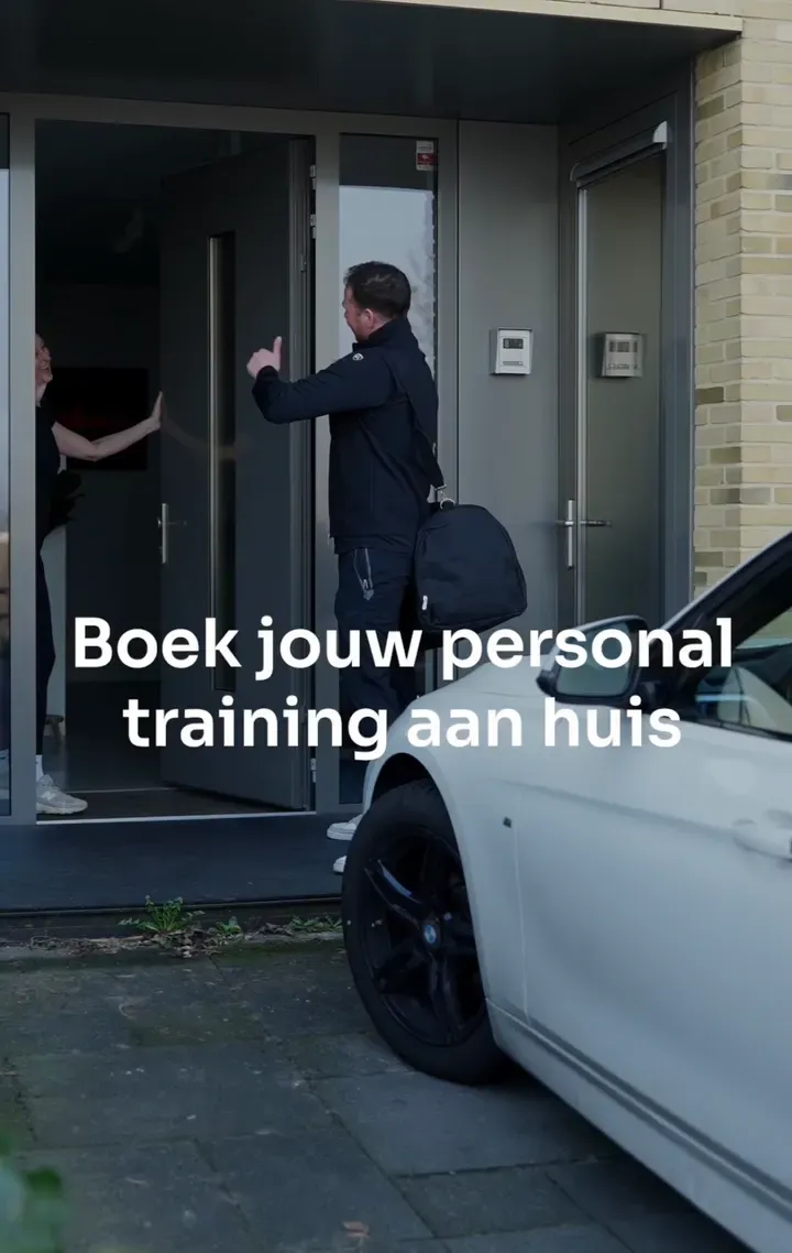 Een personal trainer met trainingstas wordt bij de voordeur van een klant ontvangen.